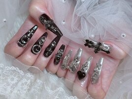 モノトーン×メタルパーツネイル