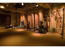 デフィニションジム 代官山 恵比寿(DEFINITION GYM)の雰囲気（広々した空間であなたに合ったトレーニングやピラティスが可能。）