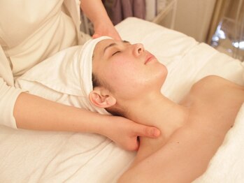 エステサロン アイリス(Iris)/デコルテをしっかり流します