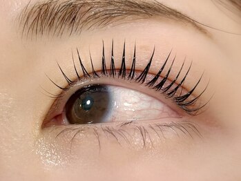 サロン エス リッチ(salon S rich)の写真/完全個室でゆったり施術☆話題の<コスメリフト>でナチュラル上向きまつげを実現！下まつげもパーマOK♪