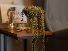 エロージュ 鈴鹿(ELOGE)/美女の横にはブーケを