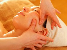 エクリュ 美顔 痩身専門サロン(ecru)の雰囲気（お顔周りの血液循環・リンパの流れを促しハーブの浸透を高めます）