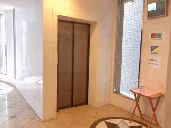 アティ(Aty)/左側のエレベーター