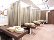 阿佐ヶ谷名倉堂鍼灸接骨院の雰囲気（院内は広く、プライベート空間を確保することが出来ます。）