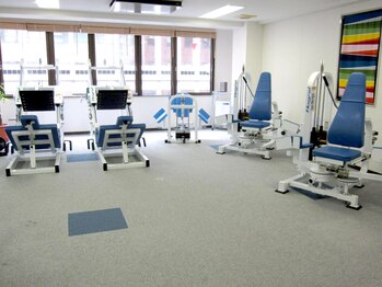 ホグレルスペース 本町店/日当たりの良い広々ジム♪(2)