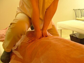 リフレッシュランドの写真/慢性的な腰の疲れ・コリをほぐし腰のつらさの原因を徹底的にケア。お好みの強さで身体の奥にアプローチ!