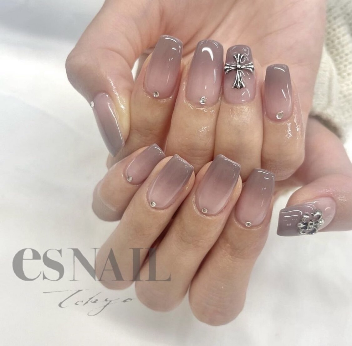 2026年冬トレンド】クロムのネイルデザイン集｜人気順｜7ページ目