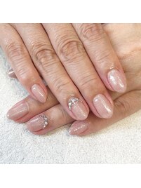 淡いピンクにストーンがキラリ！