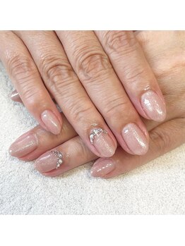 淡いピンクにストーンがキラリ!