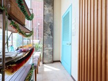 入口左側の青色の扉を目印にお進み下さい［まつ毛パーマ/眉毛］