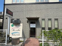 看板が目印です！駐車場は正面向かって右側にあります。