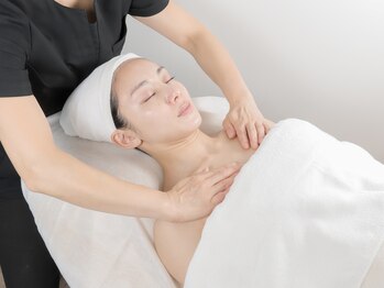 ナリストータルビューティサロン 上野/デコルテマッサージ