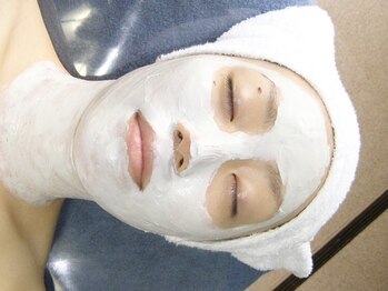 エステティックアンドリラクゼーション マリティーム(MARITIME)の写真/紫外線によるお肌のくすみ・ごわつきに☆泥パック+デコルテ&背中マッサージで日頃の疲れを癒します♪