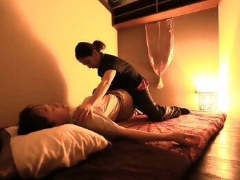 タイ古式マッサージ アルン/肩回りのコリを緩めてストレッチ