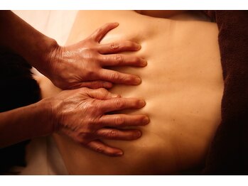 サンポ 神戸元町店(SANPO)/オイルリンパマッサージ施術風景