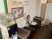 リラク さいたま新都心(Re.Ra.Ku)の雰囲気（受付で丁寧にお疲れを伺います♪施術後の水分補給もございます♪）