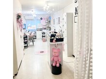 ナナネイル(Nana Nail)の雰囲気(白とピンクを基調とした落ち着く空間)