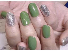 アルーシェ 平井(Alushe)/大人ネイル◎シルバー×グリーン