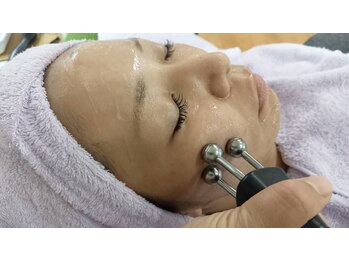 サロン ド マルミ(Salon de marumi)の写真/夏のダメージを受けた肌へ！ほうれい線やたるみに潤いを与えハリを目指すケアを◎