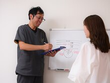 やわらぎ治療院/施術説明風景