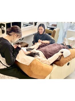 ネイル・アイメニューの同時施術が可能