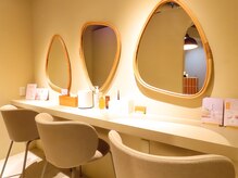 ドレッサーはゆっくりとメイク直しができる環境を整えています♪