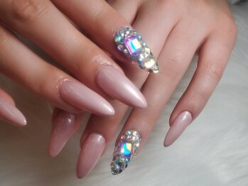 ナーゲルシャイニー(Nagelshiny)の写真/23時まで営業・すすきの駅チカ・喫煙可能◎夜職の方にも人気の派手なネイルが得意♪チップの種類も豊富★