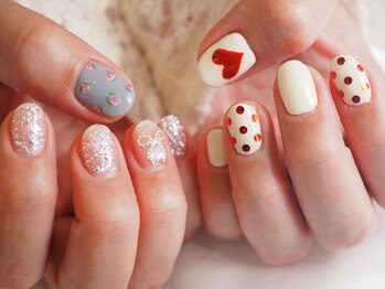 左右非対称！春ネイル