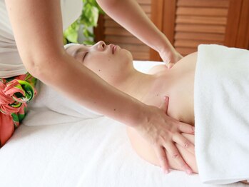 ハワイアンヒーリング アンド リラクゼーション ネイルサロン マハナ(Mahana)/デコルテ施術風景