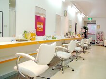 トリプルエイチ アイラッシュ(HHH eyelash)の雰囲気(明るい店内は緊張せずに過ごせる色調☆)