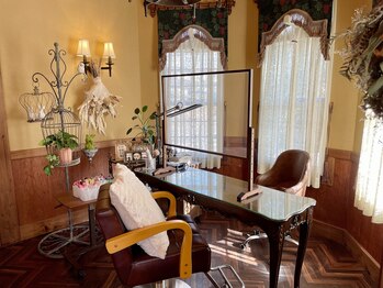 サロンドフォーエイチ(salon de 4H)/店内はオシャレなアンティーク調