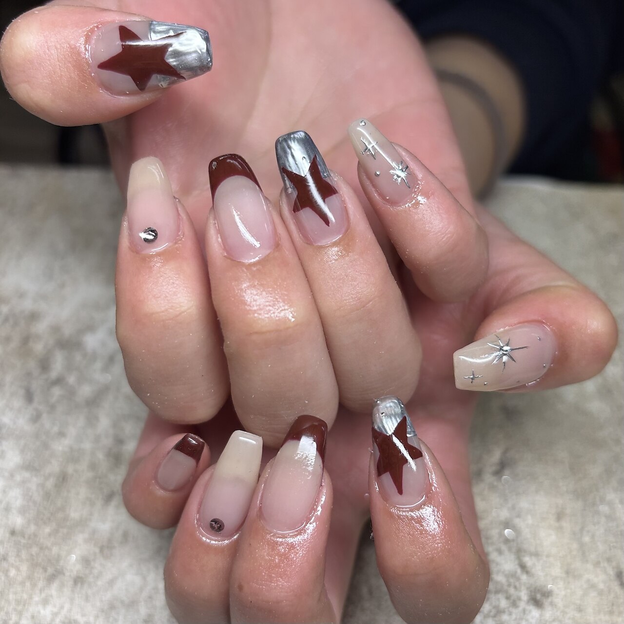 2025年-2026年冬トレンド】シルバーフレンチのネイルデザイン集｜人気
