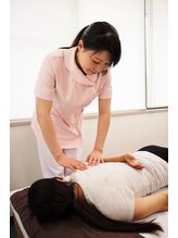 あした葉 カイロプラクティック/うつ伏せになった状態で弾発検査