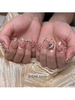 リッシュ トロワ(RICHE trois)/ちゅるん黒ドットワンホンネイル