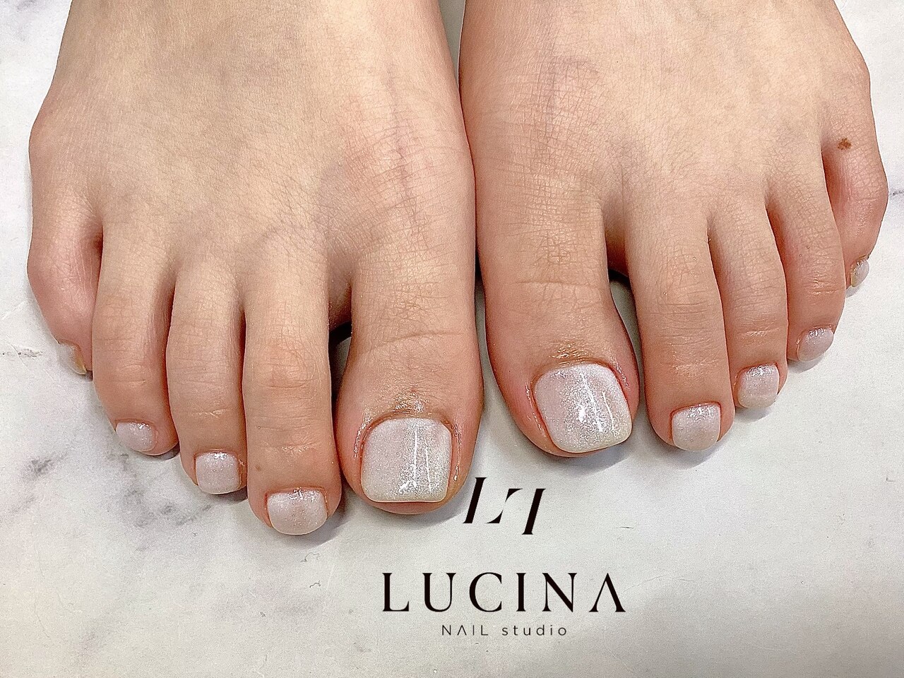 2026年冬トレンド】ホワイト ワンカラー フットのネイルデザイン集