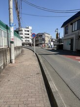 キャンディ 海老名駅前店(Candy)/線路沿いを歩きます