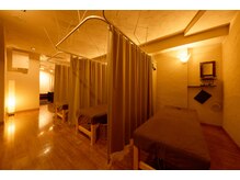 カーテンで仕切ったお部屋でゆったりとお過ごしください。