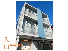 チコ(chiko)の雰囲気（当サロン・縦にブルーのラインが入った３階コンクリート一戸建て）