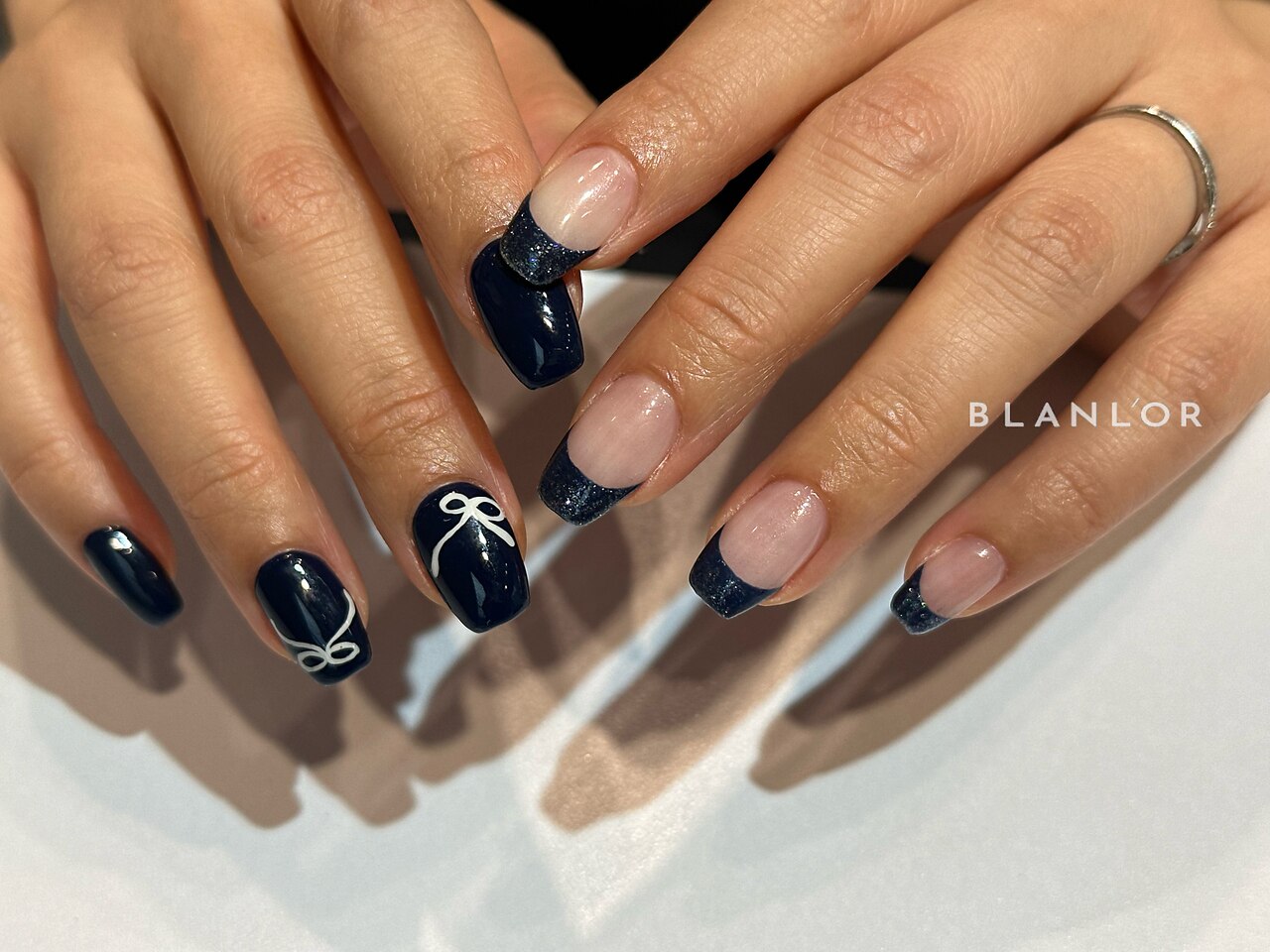 2025年-2026年冬トレンド】ネイビー フレンチのネイルデザイン集｜人気