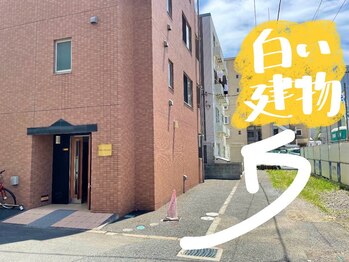 アミナ(Amina)/道案内/奥の白いマンションです