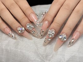 長さ出しパーツ付け放題ネイル