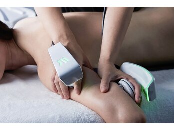 サロンドジョリー(Salon de Jolie)の写真/【華奢見えに！】大人気バック４で二の腕・肩肉をスッキリ集中ケア♪ブライダルにも◎