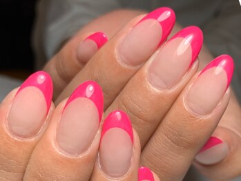 サロンドフォーエイチ(salon de 4H)/パキッとピンクなフレンチネイル