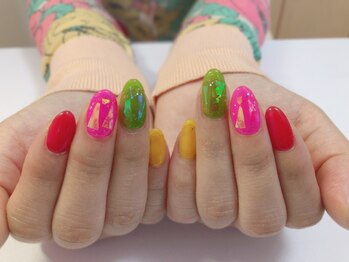 派手なカラーで元気なデザイン