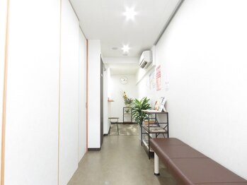 オクト整骨院/受付・待合室