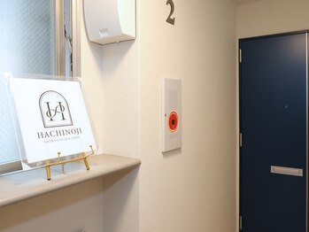 ハチノジネイル/サロンの入口