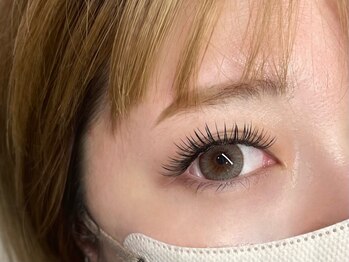 エモア 下馬店(e.moa)の写真/【高持続マツエク！】独自の装着方法で自まつ毛1本に2本付けるので、ボリュームが出せる◎