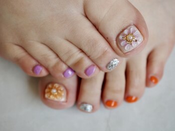 グロウネイル(grow nail)の写真/お仕事柄ハンドネイルができない方にも◎可愛いフットネイルでワンランク上のお洒落を楽しみましょう♪