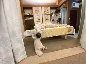子育てママの整体サロン/施術中のお子様の様子