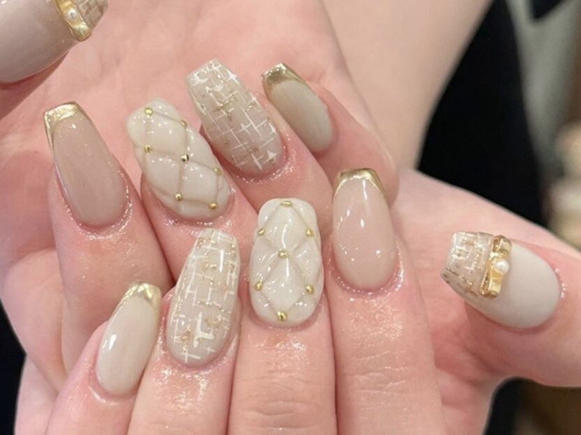 ネイルチップ ワンホン ベージュ ゴールド リボン フレンチ 韓国 量産型 ミルクベージュ｜ゴールドリボン［PM034］ | PLUMネイルチップ通販